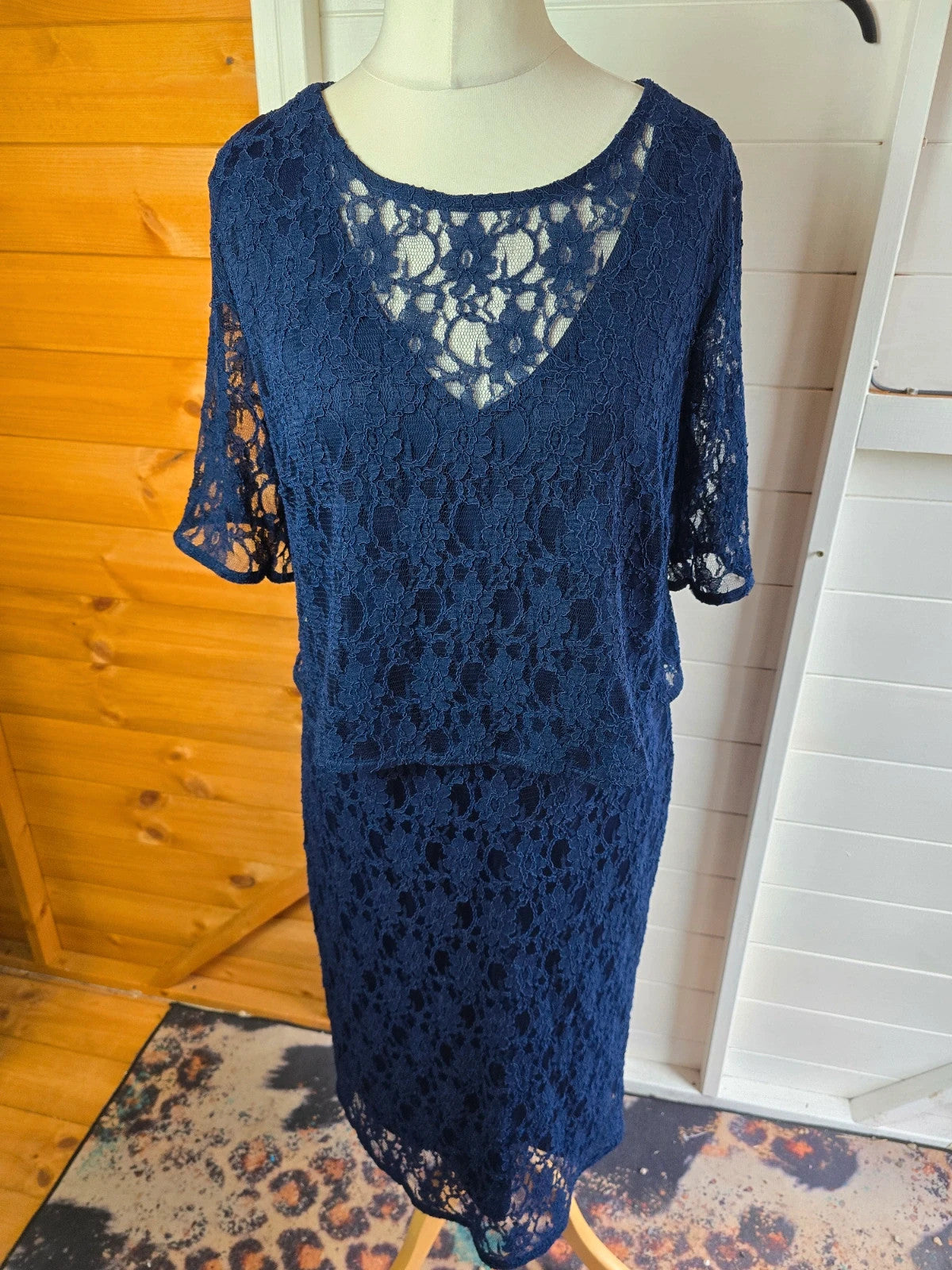 Very navy lace layered short sleeved midi dress size 18