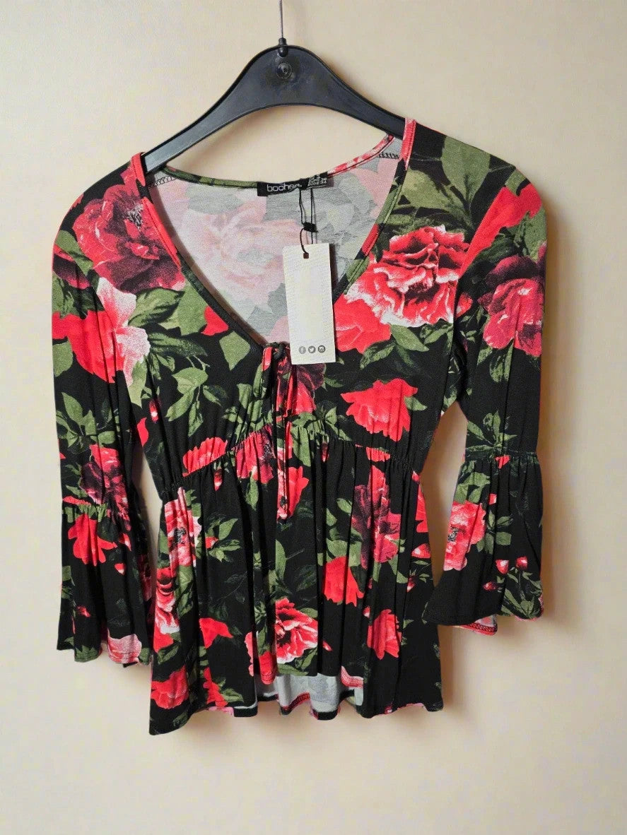 Boohoo black & red floral flared 3/4 sleeve top size 8 New