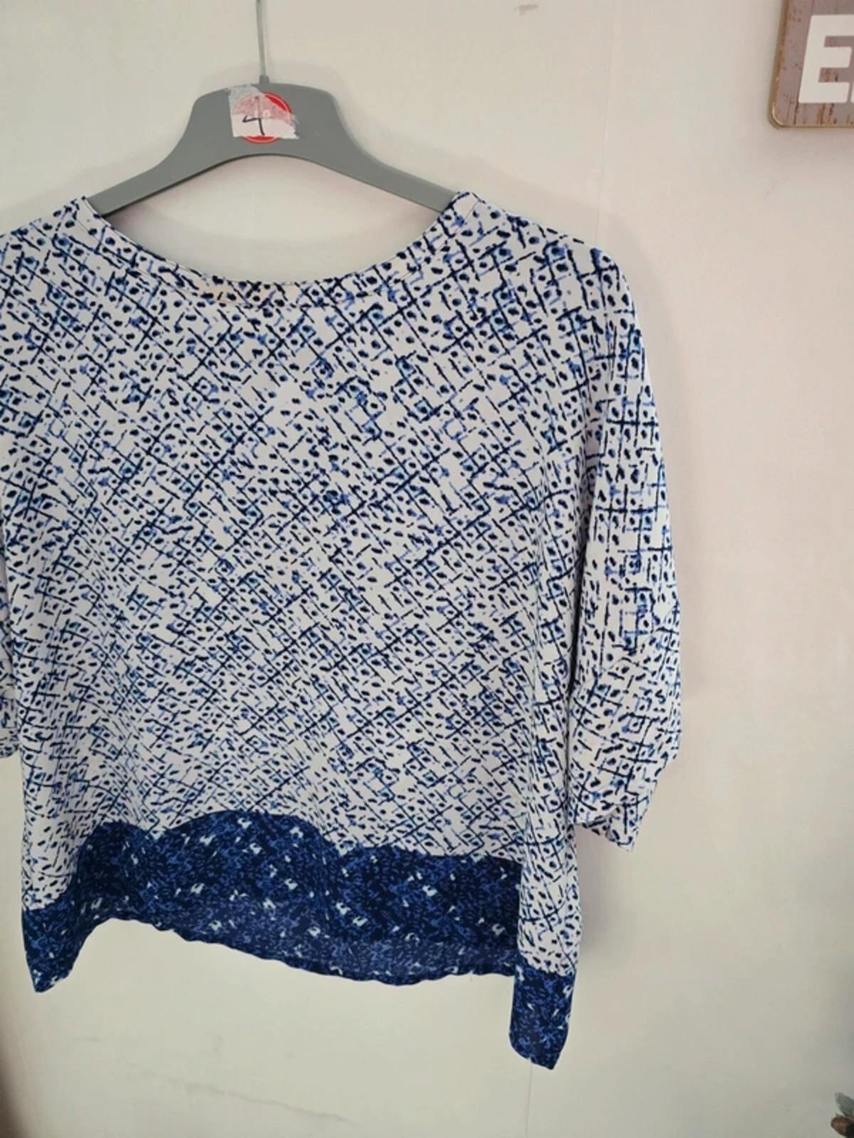 M&S Ladies Blue & White Patterned 3/4 Sleeve Top Size UK 20