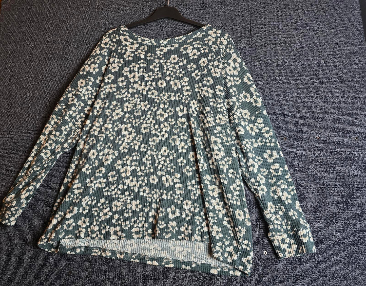 Nutmeg Green & Pale Pink Floral Ribbed Fleeced Jumper – Size 22 – Cosy & Relaxed