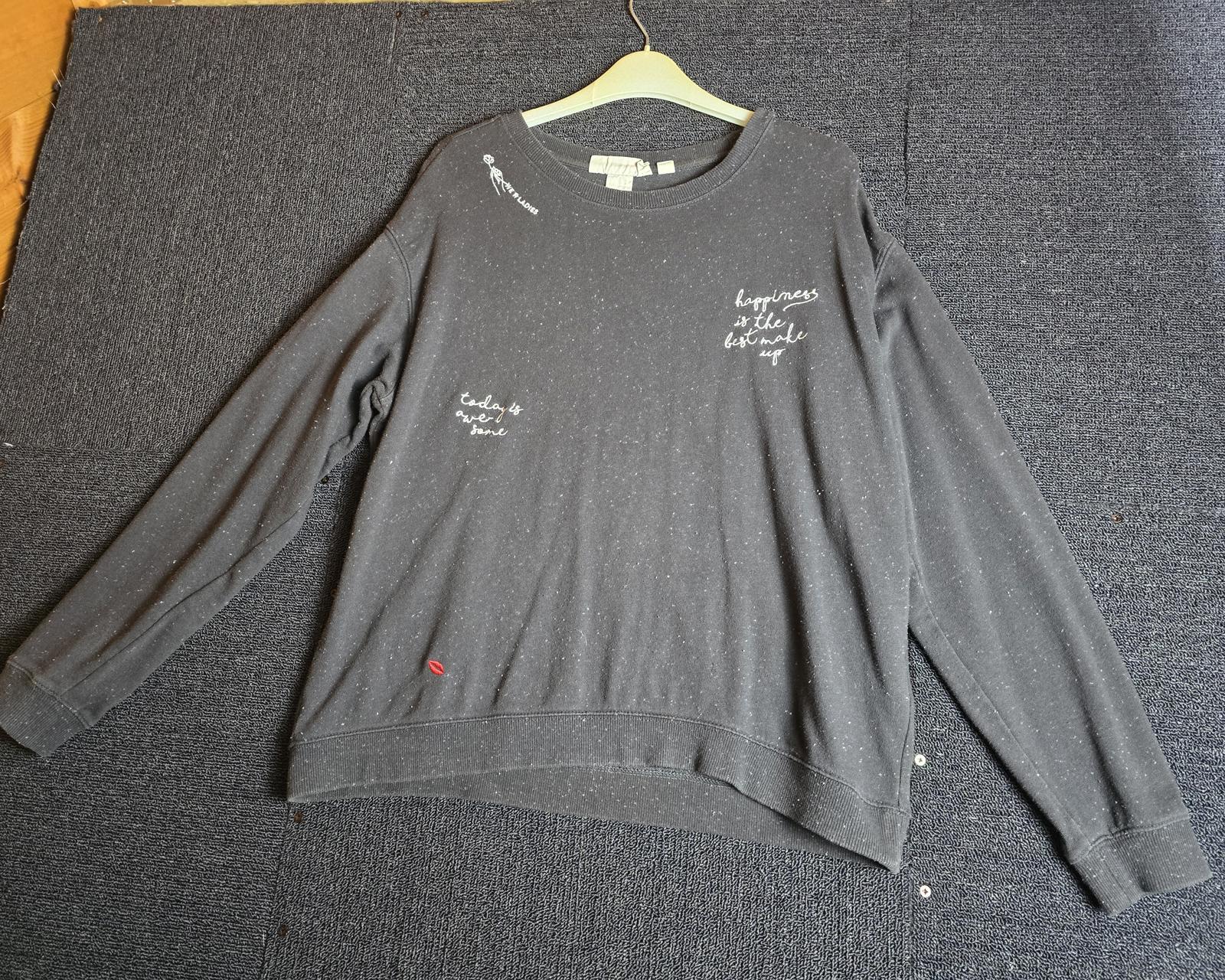 H&m grey sweater Size 10/12 print causal