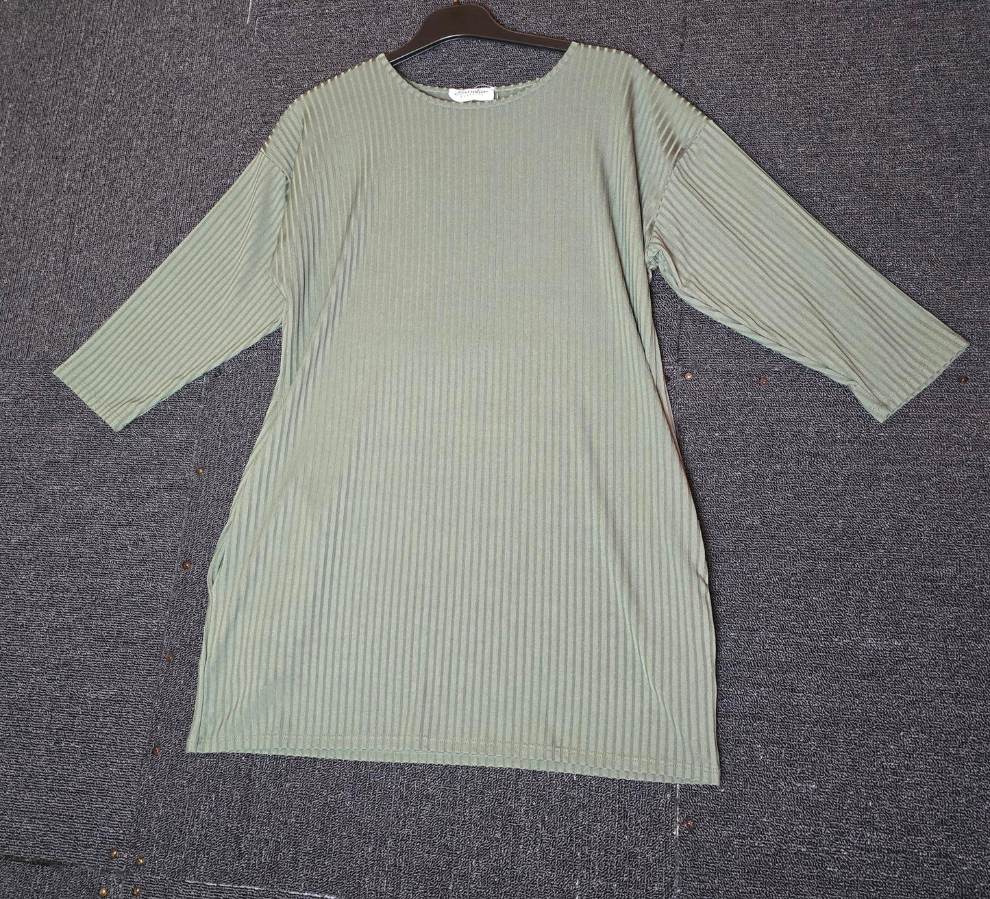 Khaki Green ribbed 3/4 sleeve longer length top pockets small size 10/12 Emeliax
