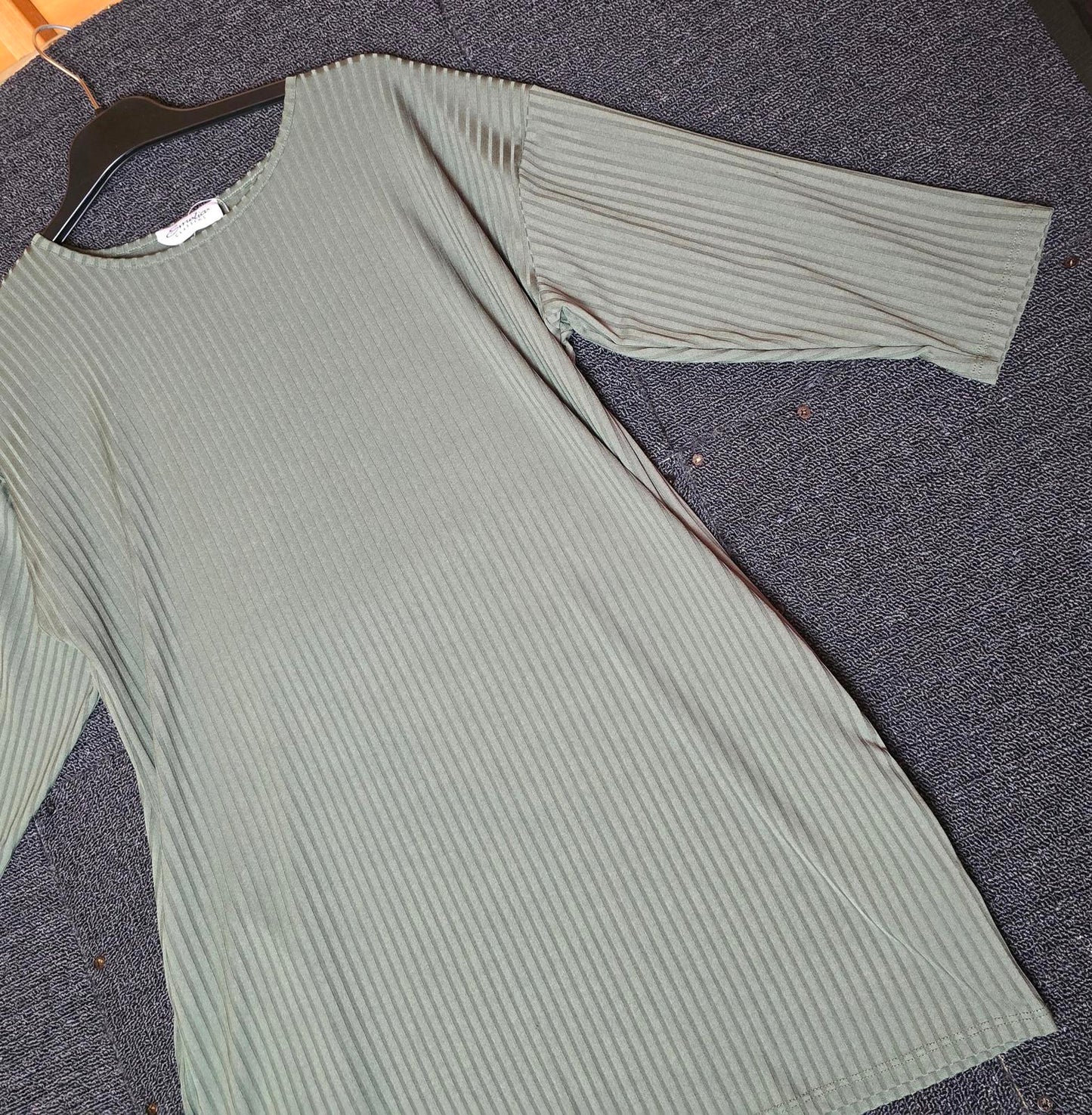 Khaki Green ribbed 3/4 sleeve longer length top pockets small size 10/12 Emeliax
