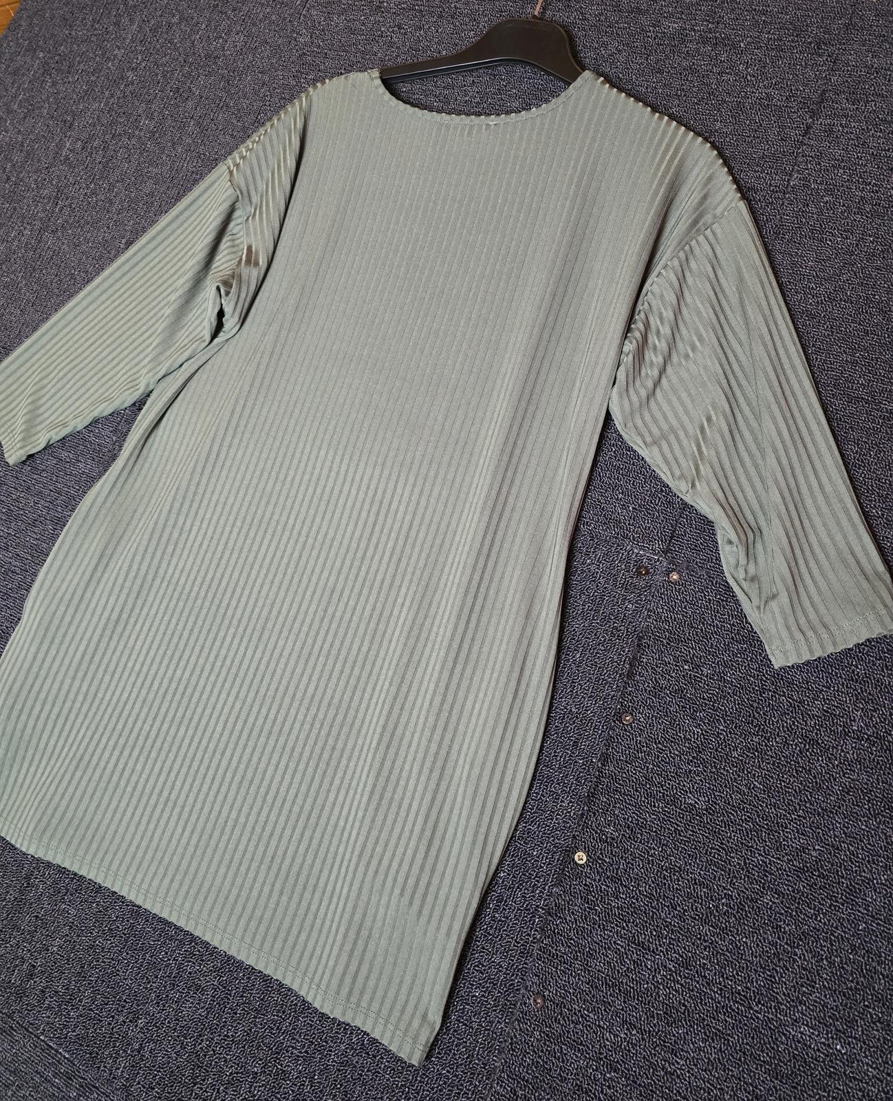 Khaki Green ribbed 3/4 sleeve longer length top pockets small size 10/12 Emeliax