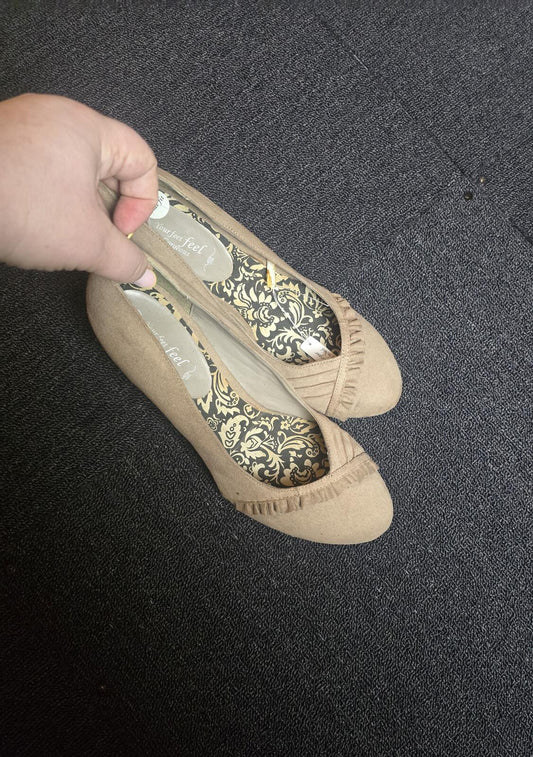 Y2K New Look suede beige heel round toes shoes New unworn size 6 Wide Fit