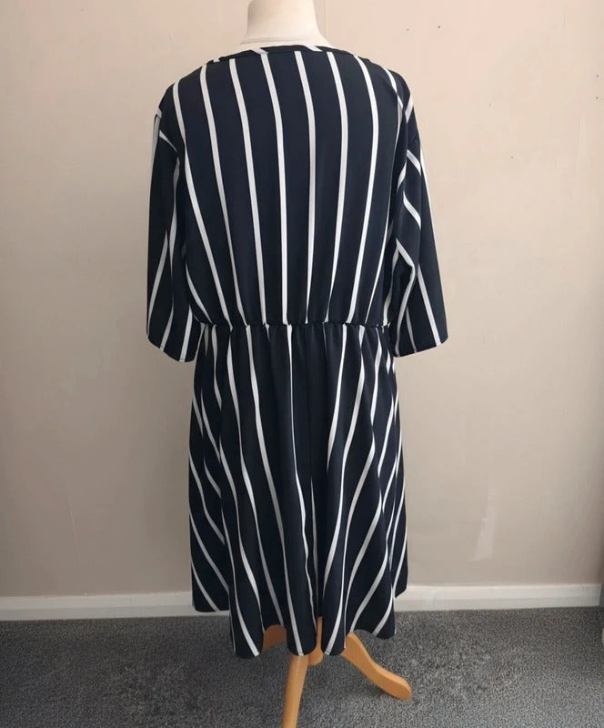 Curvzy Black & White Striped V-Neck Knee Length Dress Size 18