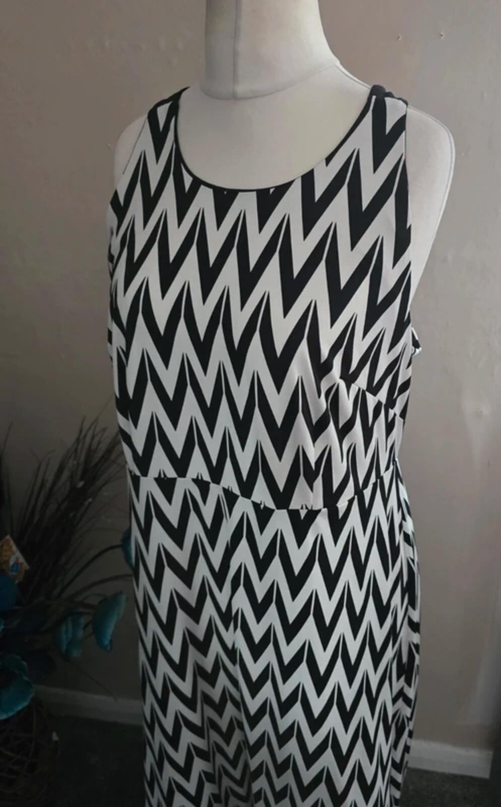 Simply Be White & Black Zigzag Maxi Dress Sleeveless Bodycon Stretch Size 16