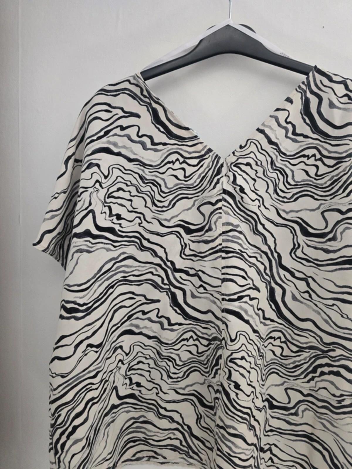 Primark Ladies Black, Grey & Cream Patterned Oversized Top Size 18Primark Ladies Black, Grey & Cream Patterned Oversized Top Size 18