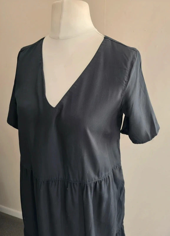 Esmara Black Tiered V-Neck Knee-Length Dress Size 10