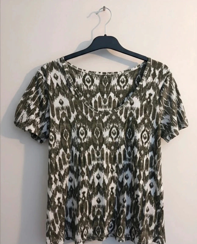 Nutmeg Khaki Green & White Abstract Geometric Print V Neck T-Shirt Size 8 Casual Top