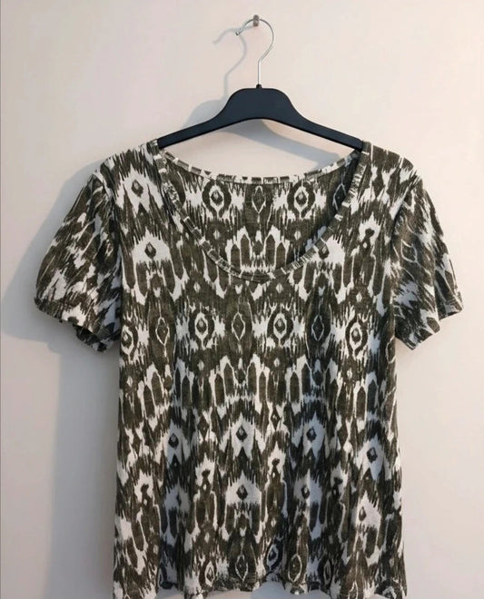 Nutmeg Khaki Green & White Abstract Geometric Print V Neck T-Shirt Size 8 Casual Top