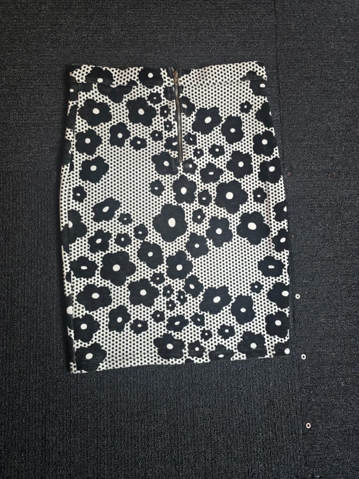 Topshop Mini Skirt Black White Size 8 Bodycon Velvet Floral Party Casual