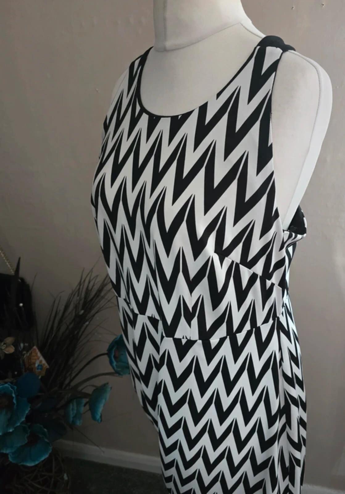 Simply Be White & Black Zigzag Maxi Dress Sleeveless Bodycon Stretch Size 16