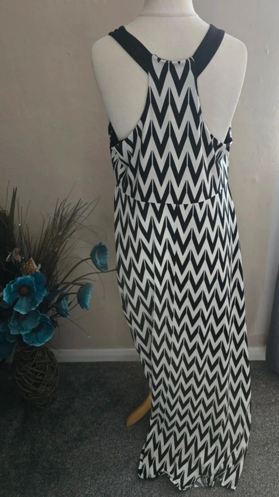 Simply Be White & Black Zigzag Maxi Dress Sleeveless Bodycon Stretch Size 16