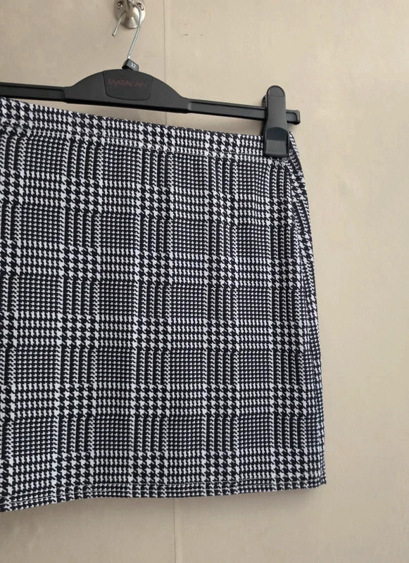 Boohoo Black & White Patterned Bodycon Elasticated Mini Skirt Size 10