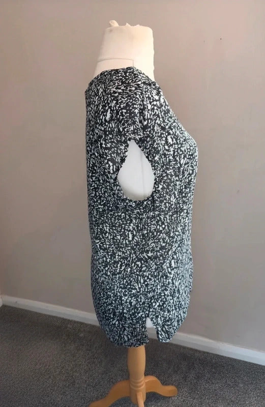 H&M Black & White Animal Print V-Neck Longline Blouse Size EUR 36 (Size 8)