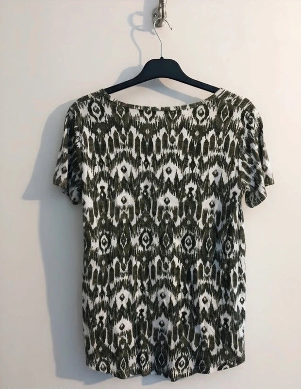 Nutmeg Khaki Green & White Abstract Geometric Print V Neck T-Shirt Size 8 Casual Top