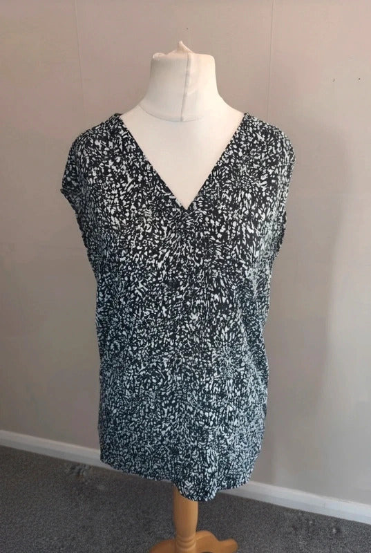 H&M Black & White Animal Print V-Neck Longline Blouse Size EUR 36 (Size 8)