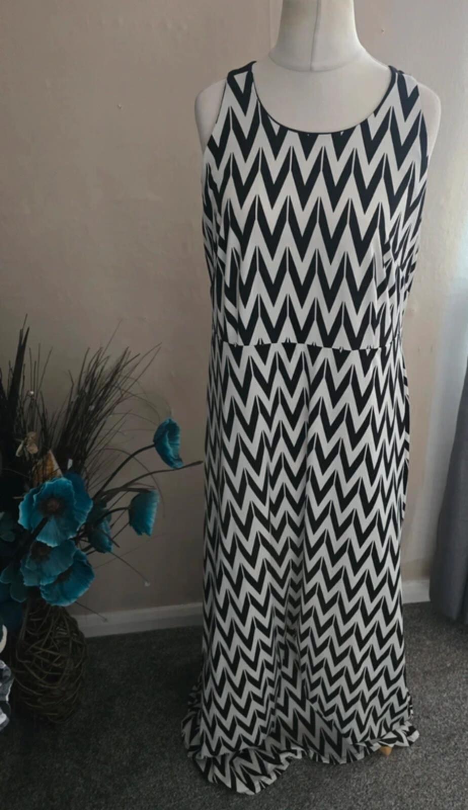 Simply Be White & Black Zigzag Maxi Dress Sleeveless Bodycon Stretch Size 16