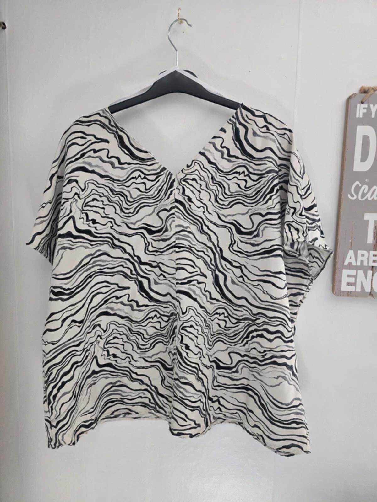 Primark Ladies Black, Grey & Cream Patterned Oversized Top Size 18