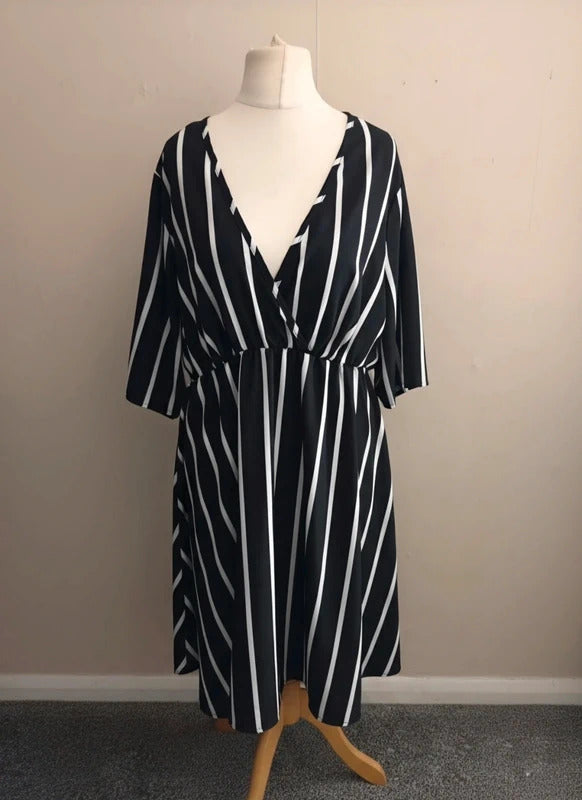 Curvzy Black & White Striped V-Neck Knee Length Dress Size 18