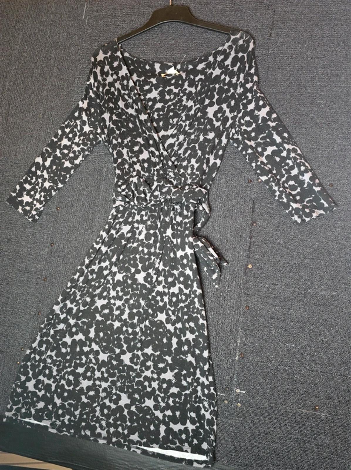 Monsoon Floral Wrap Midi Dress Black & Grey Size 12 Bodycon Smart Causal

Monsoon Floral Wrap Midi Dress Black & Grey Size 12 Bodycon Smart Causal