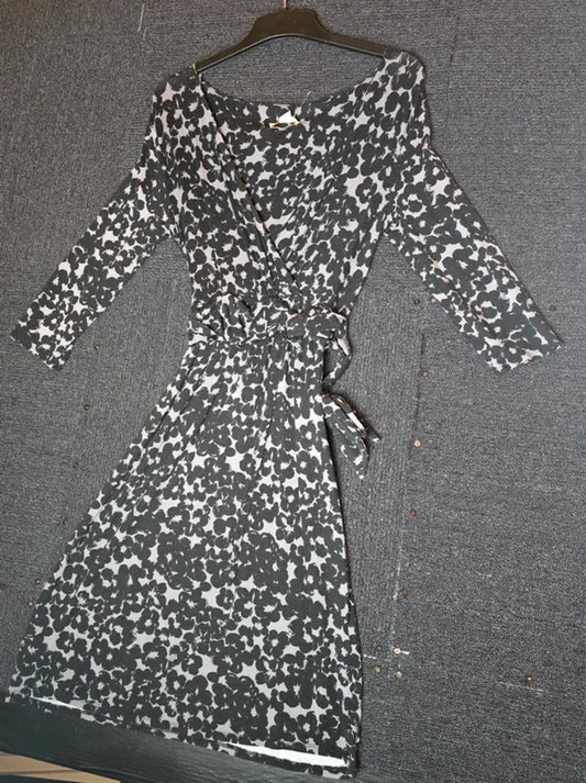 Monsoon Floral Wrap Midi Dress Black & Grey Size 12 Bodycon Smart Causal

Monsoon Floral Wrap Midi Dress Black & Grey Size 12 Bodycon Smart Causal