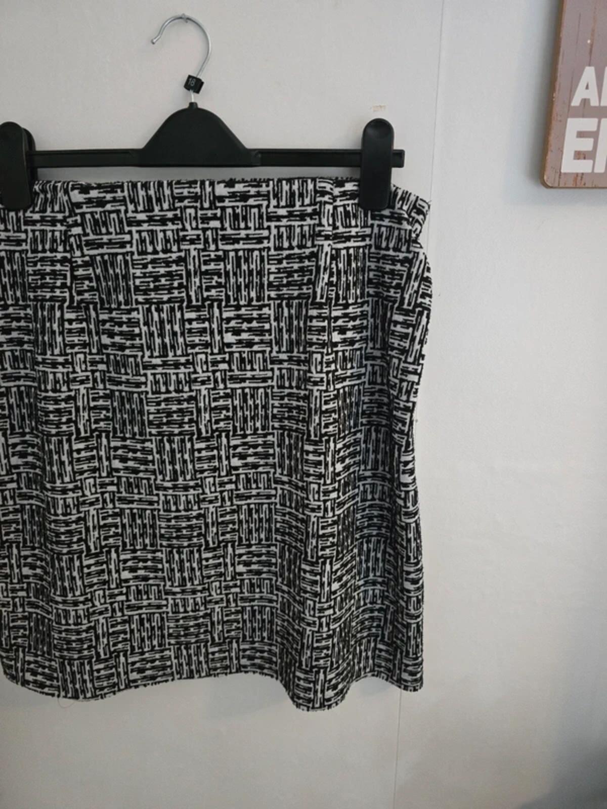 Marks & Spencer Monochrome Patterned Skirt Size 14