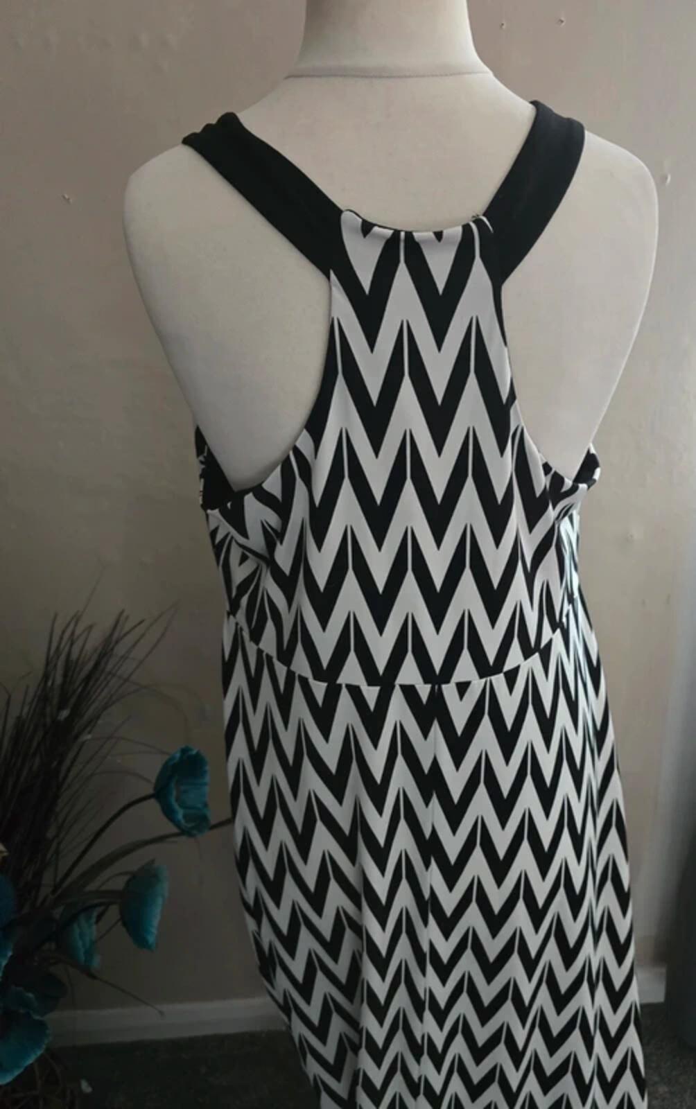 Simply Be White & Black Zigzag Maxi Dress Sleeveless Bodycon Stretch Size 16