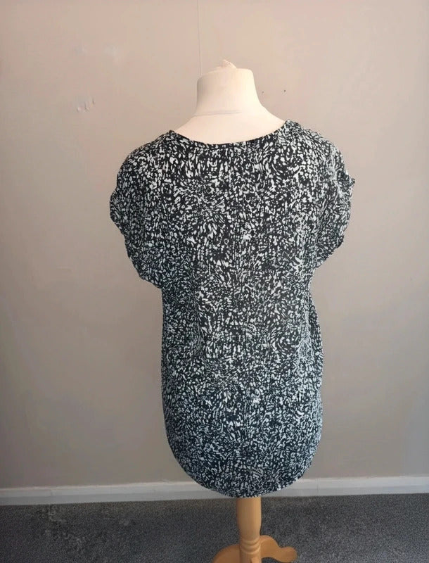 H&M Black & White Animal Print V-Neck Longline Blouse Size EUR 36 (Size 8)