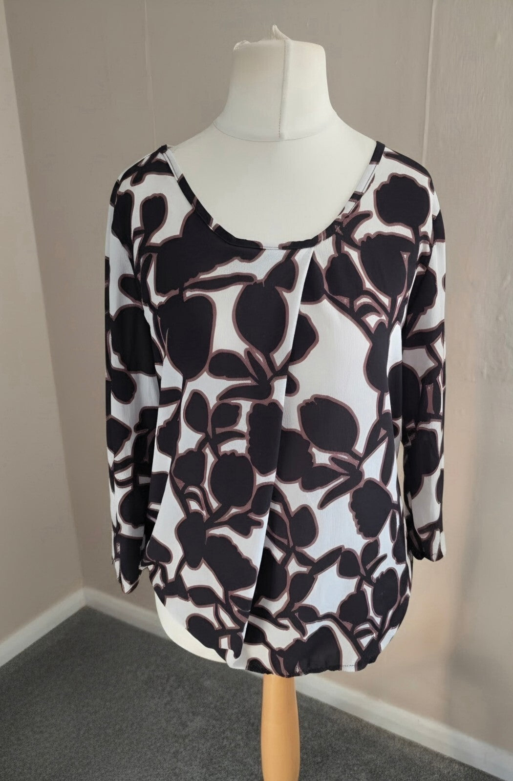 La Femme Black & Cream Floral 3/4 Sleeve Dip-Hem Blouse L (Size 14-16)