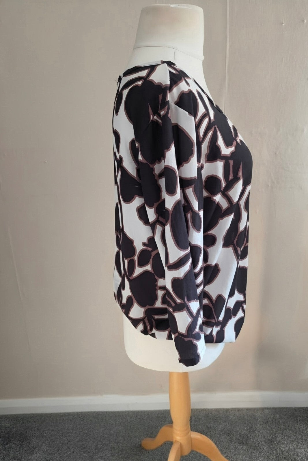 La Femme Black & Cream Floral 3/4 Sleeve Dip-Hem Blouse L (Size 14-16)
La Femme Black & Cream Floral 3/4 Sleeve Dip-Hem Blouse L (Size 14-16)
