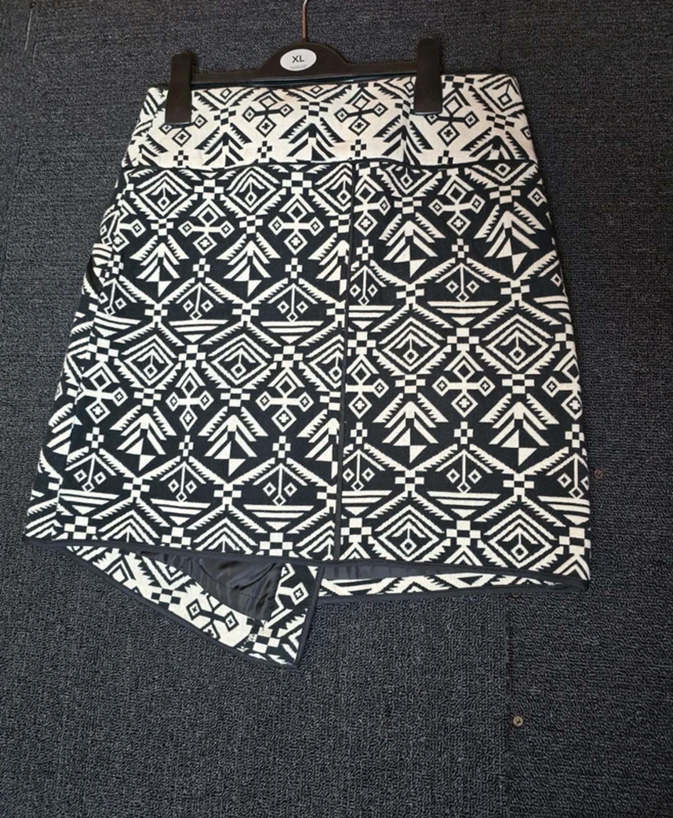 For Cynthia Cream & Black Wrap Mini Skirt – Aztec Print – Zip Front – NWT Size 8