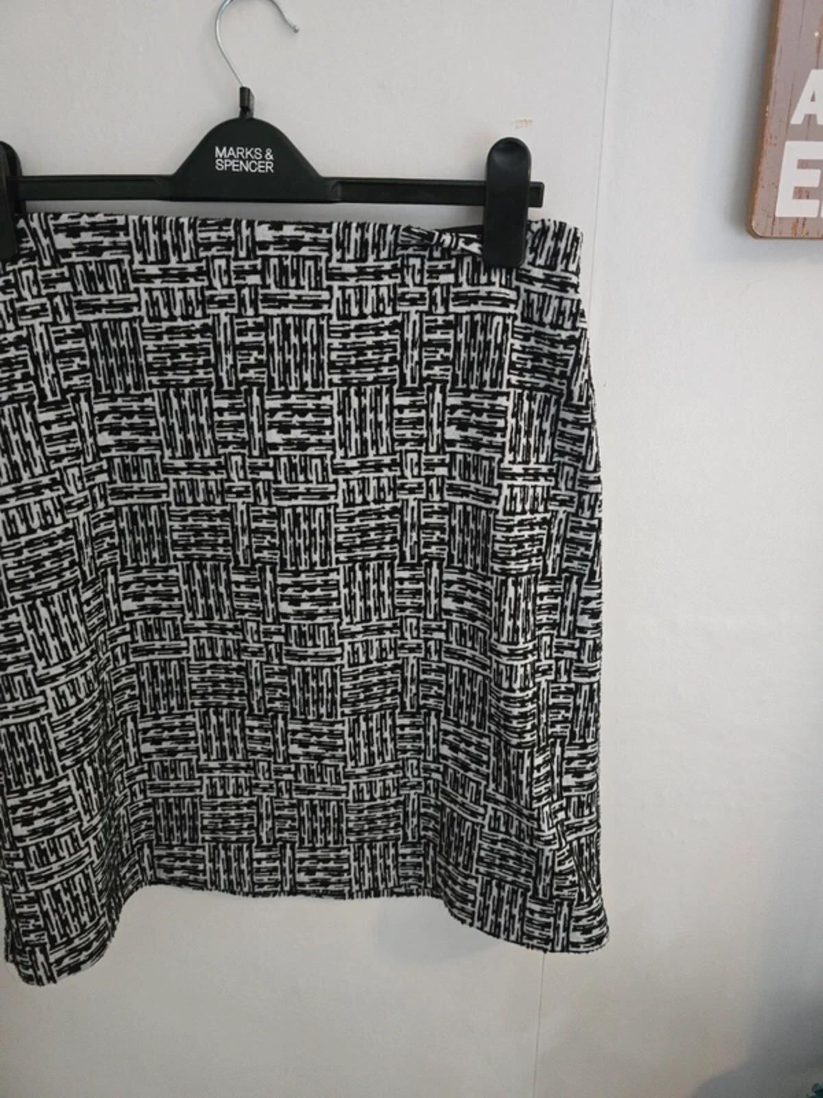 Marks & Spencer Monochrome Patterned Skirt Size 14