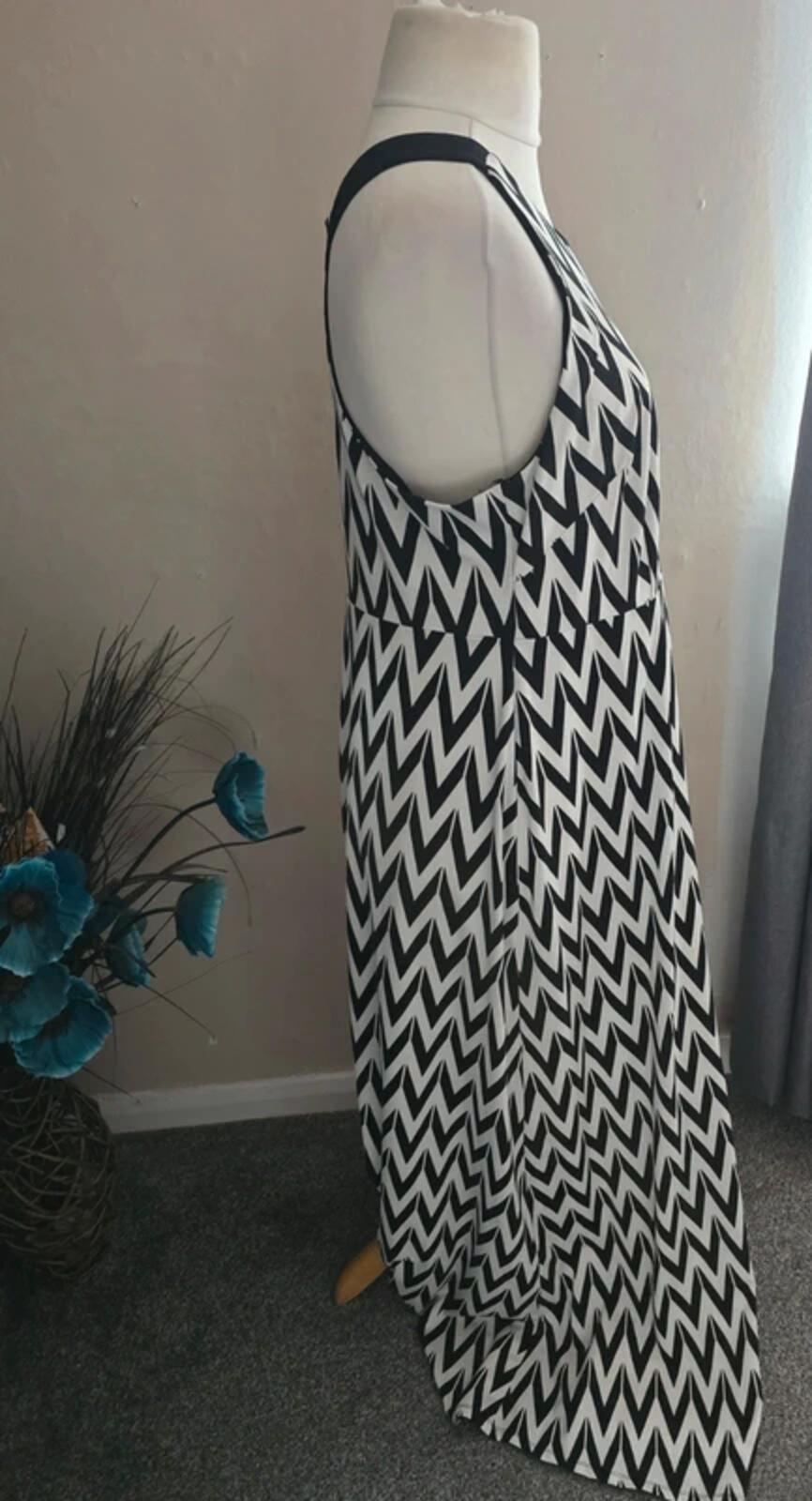 Simply Be White & Black Zigzag Maxi Dress Sleeveless Bodycon Stretch Size 16