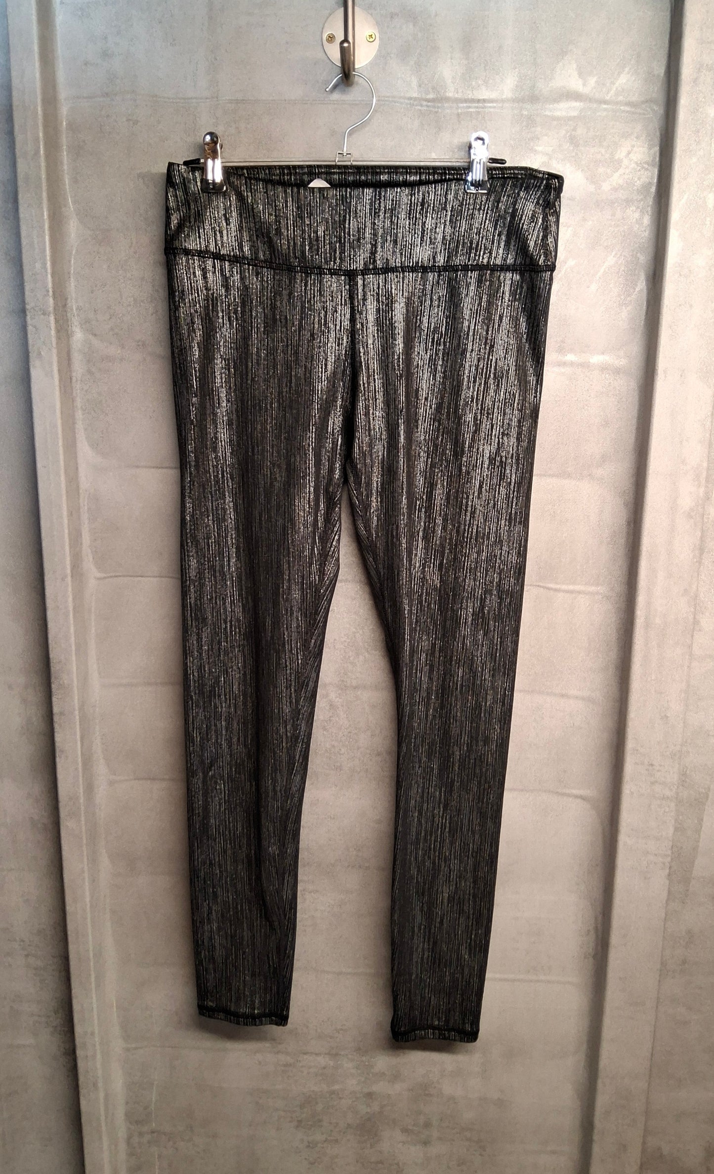 Fabletics Black & Silver High Waist Gym Leggings – Size S (8/10) – Polyester