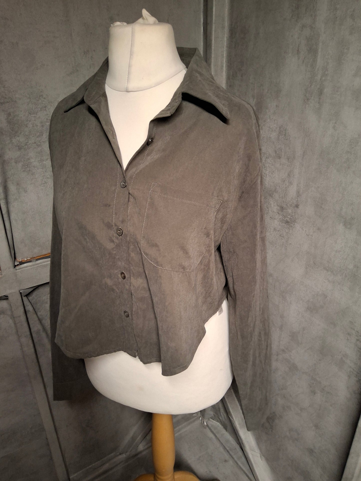 PrettyLittleThing Grey Suede-Feel Cropped Shirt – Size 8 – Smart Casual Button-Up