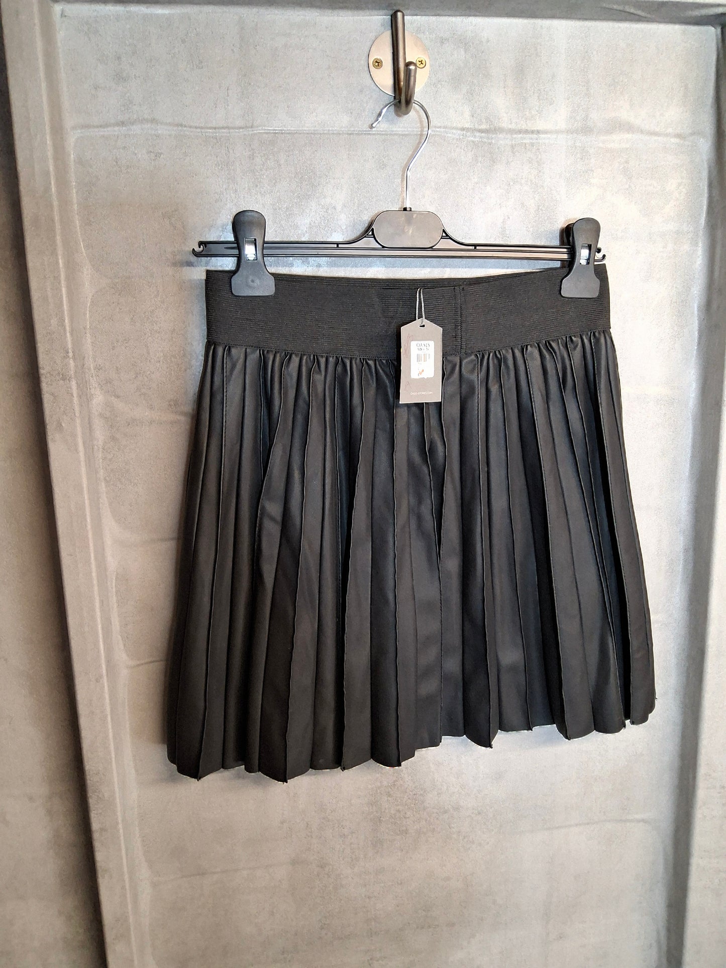 Oasis Black Faux Leather Pleated Mini Skirt – Size 8 – NWT – RRP £38 – Polyurethane