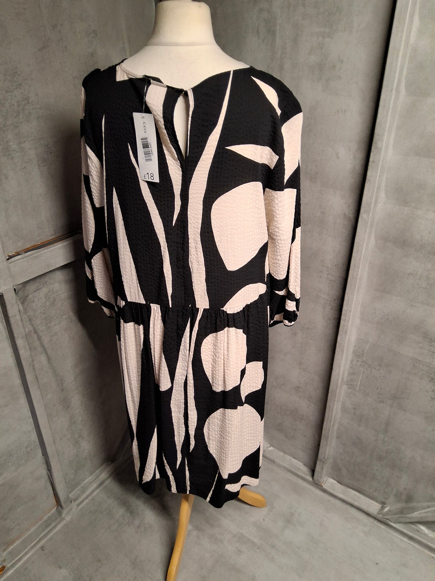 George Black & White Patterned Midi Dress – Size 20 – NWT Relaxed Fit with 3/4 Sleeves