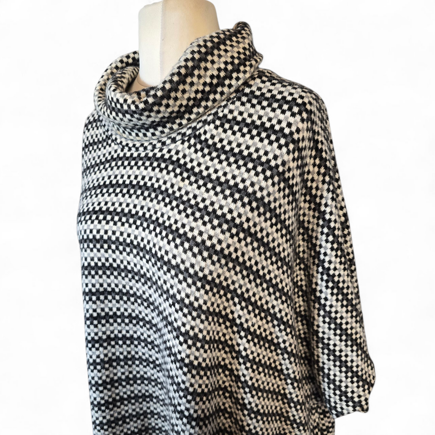 LV Clothing Made in Italy Checked Turtle Neck Jumper – One Size (Best Fits 22+) – Grey, White & Black