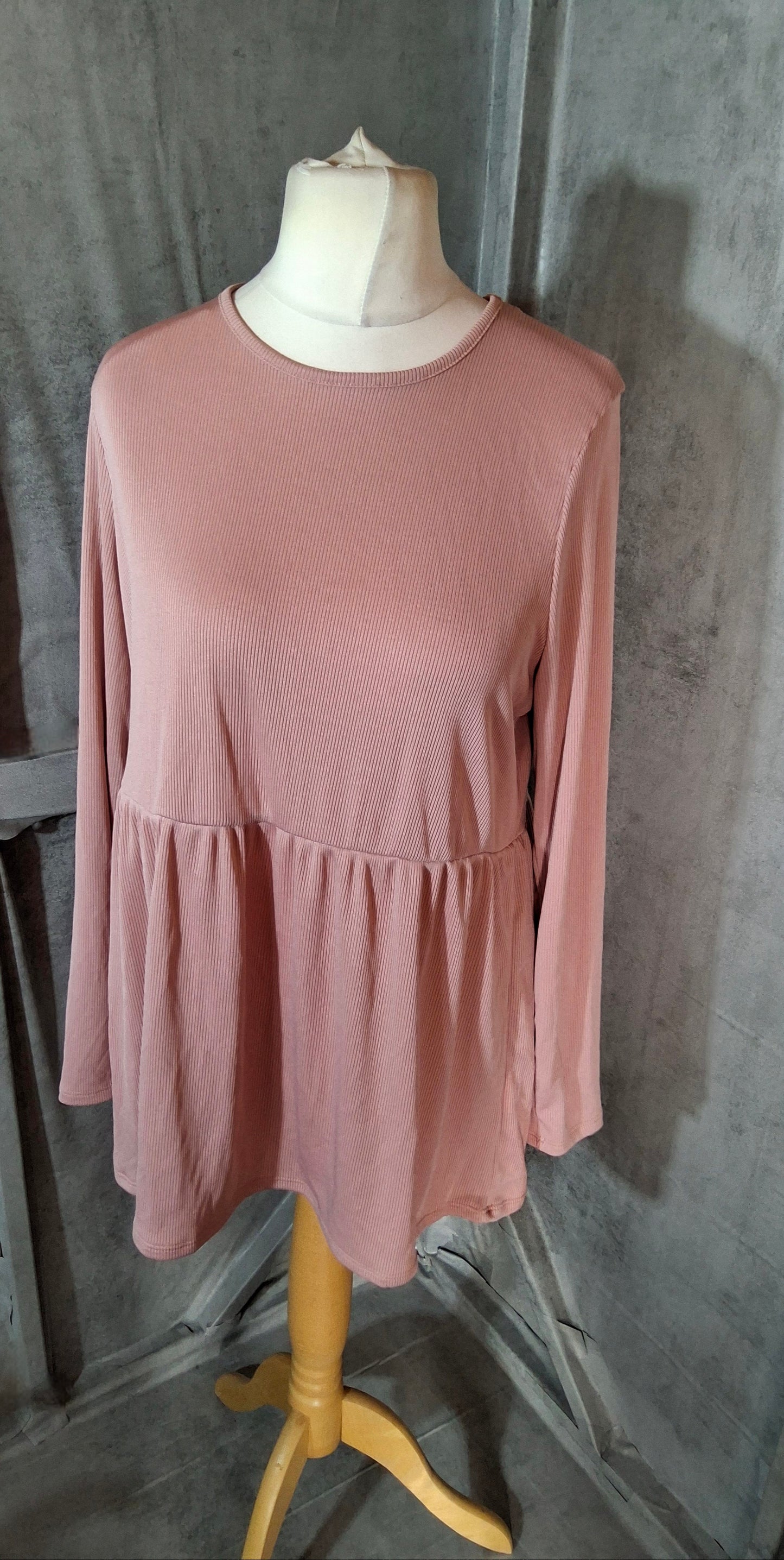 Boohoo Light Pink Ribbed Peplum Top – Size 16 – NWT
