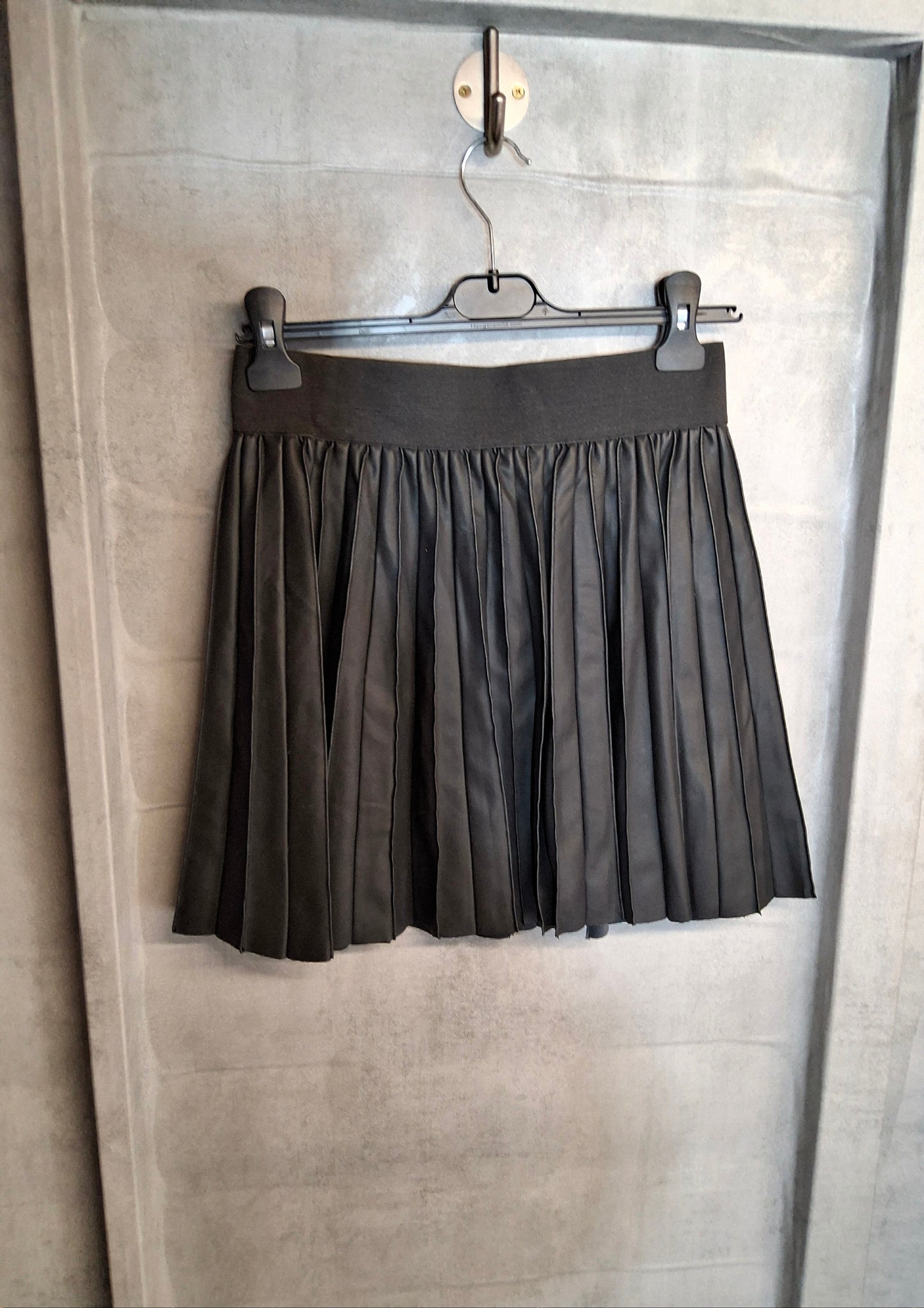 Oasis Black Faux Leather Pleated Mini Skirt – Size 8 – NWT – RRP £38 – Polyurethane
