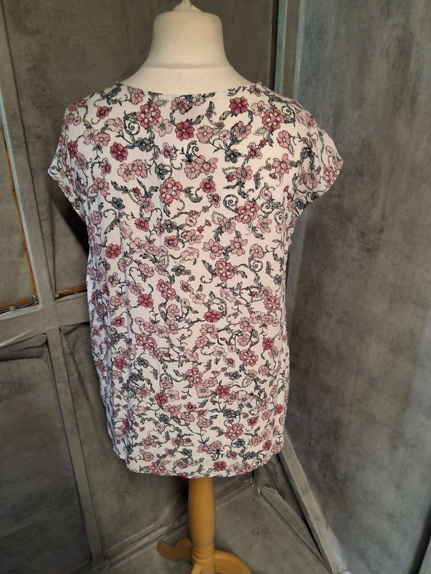 Rose & Thyme White & Pink Floral Short Sleeve Blouse – Size L (UK size 12)