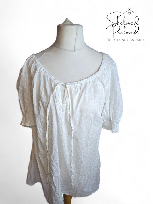 Yours White Embossed Tunic Top – NWT – Size 16 (Fits Size 16/18)