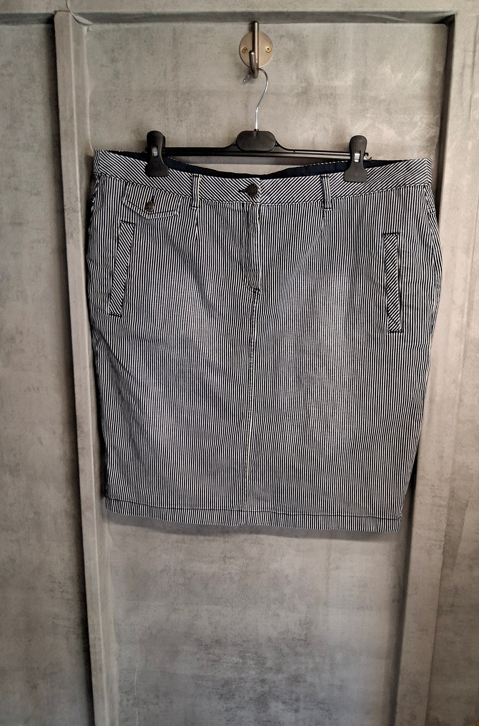 Per Una Navy & White Striped Denim Skirt – Size 20
