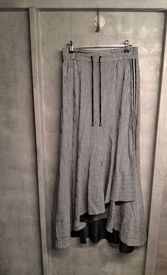 Black & White Checked Asymmetric Midi Skirt – Size 8 – Layered Style
