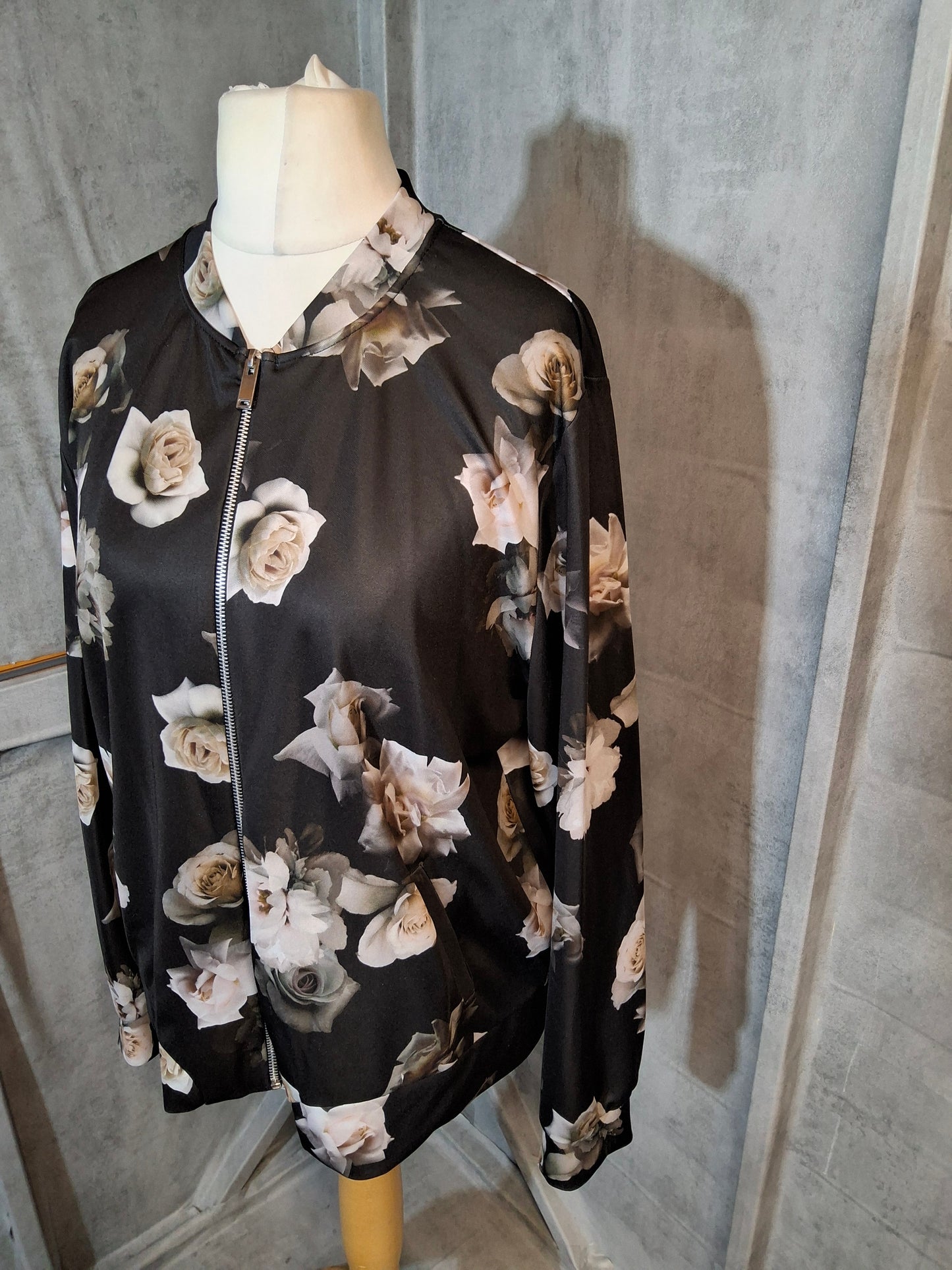 New Look Black & Grey Floral Zip-Up Jacket – Size 18