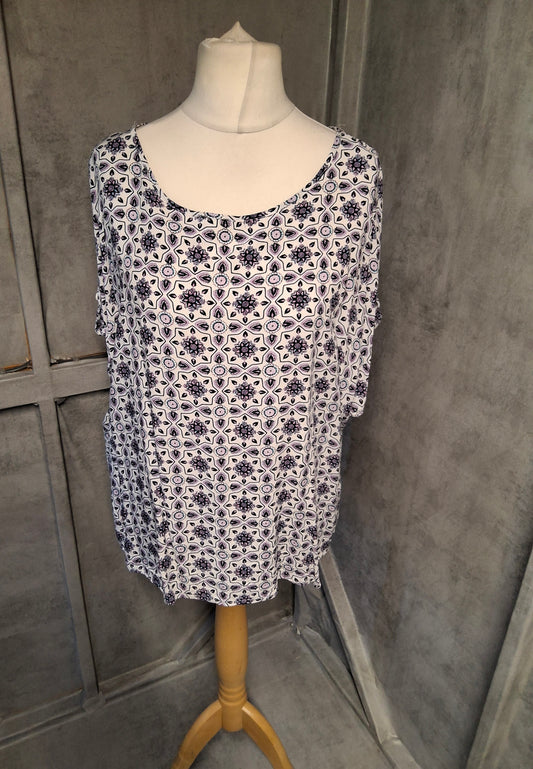 Primark White Patterned Tee with Sleeve Buttons – Size 20 💜🖤
