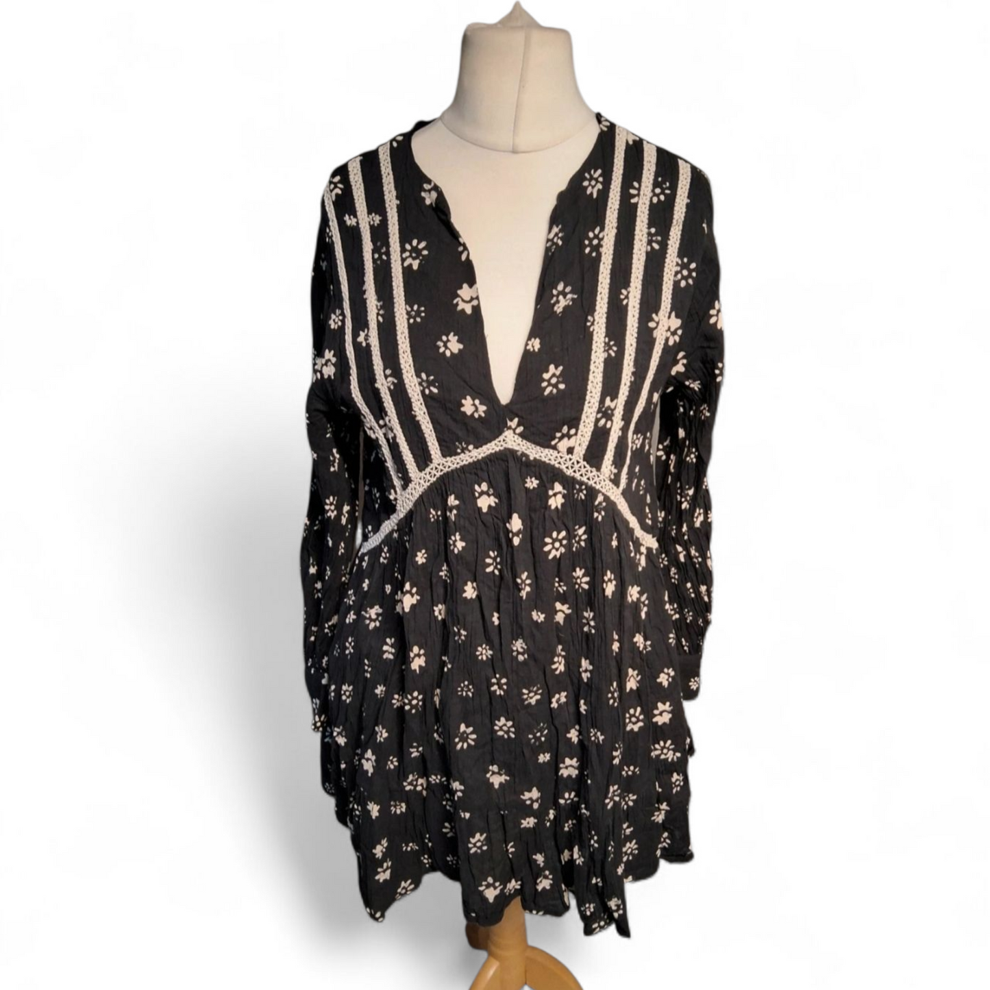 Zara Black & White Patterned Mini Dress – Size M (UK size 10/12) – Long Sleeve V-Neck