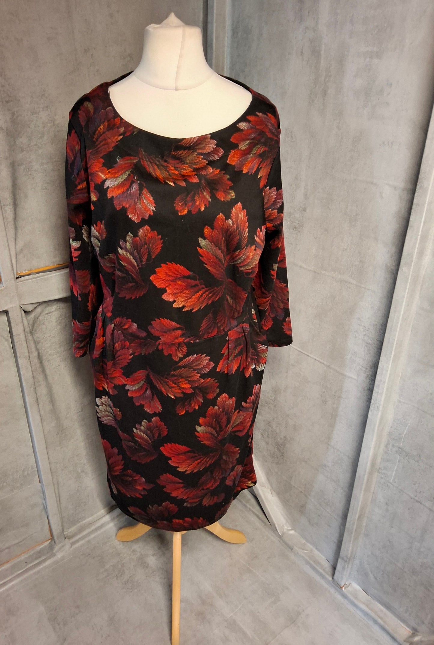 Roman Black & Red Floral Midi Dress – Long Sleeves, Pockets, Size 18 – Viscose/Polyester
